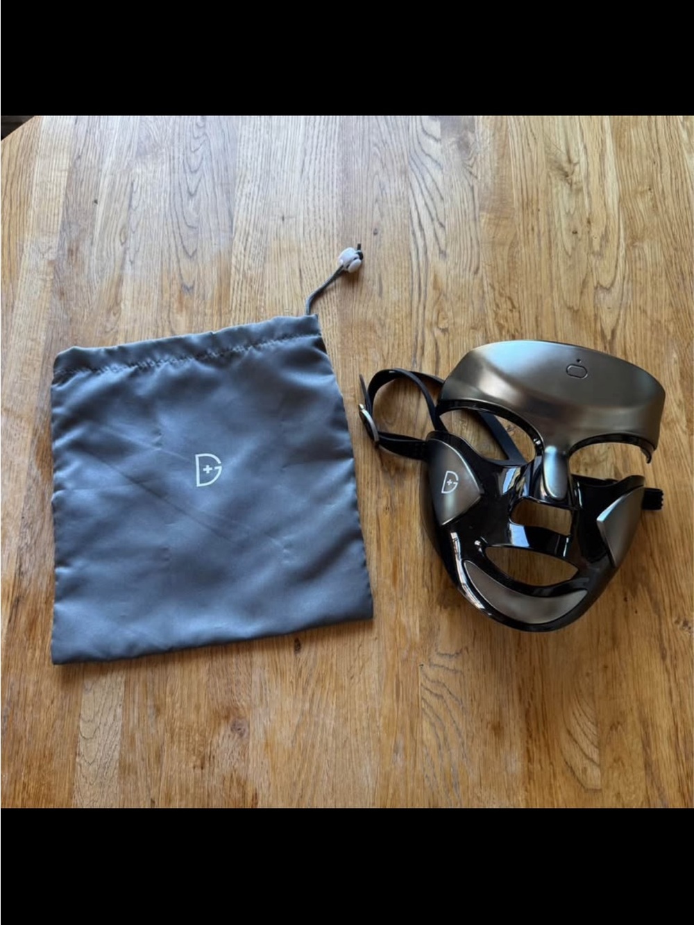 Déesse LED Therapy Face Mask in Black with Carry Pouch